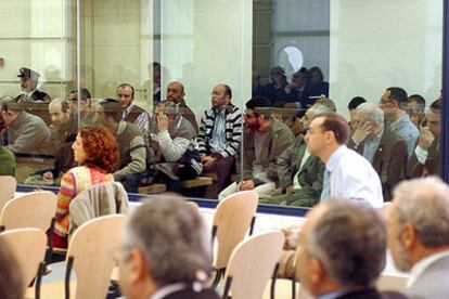 Los acusados de pertenecer a Al Qaeda, en la <i>pecera</i> de la sala de vistas durante la sesión de ayer.