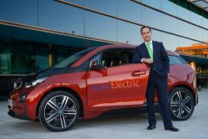 Jorge Bautista, director general de Alphabet en Espa&ntilde;a, con uno de los coches el&eacute;ctricos de AlphaElectric.