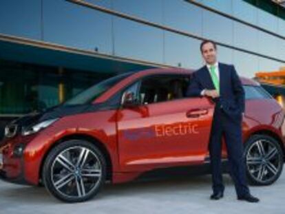 Jorge Bautista, director general de Alphabet en Espa&ntilde;a, con uno de los coches el&eacute;ctricos de AlphaElectric.