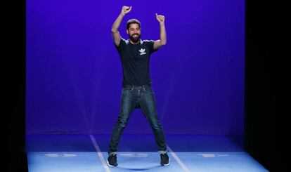 El diseñador Moises Nieto en su desfile de la Mercedes-Benz Fashion Week primavera-verano 2017, celebrada en Madrid.