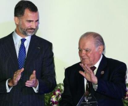 El Príncipe Felipe entrega al secretario general Iberoamericano, Enrique Iglesias, un reconocimiento por su labor durante la Cumbre de Panamá.