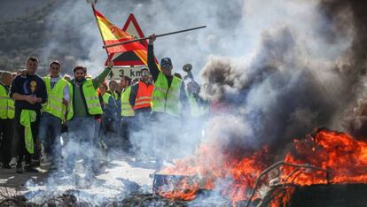 Olivareros de Granada y Jaén cortan la A-4 como protesta por los precios. 