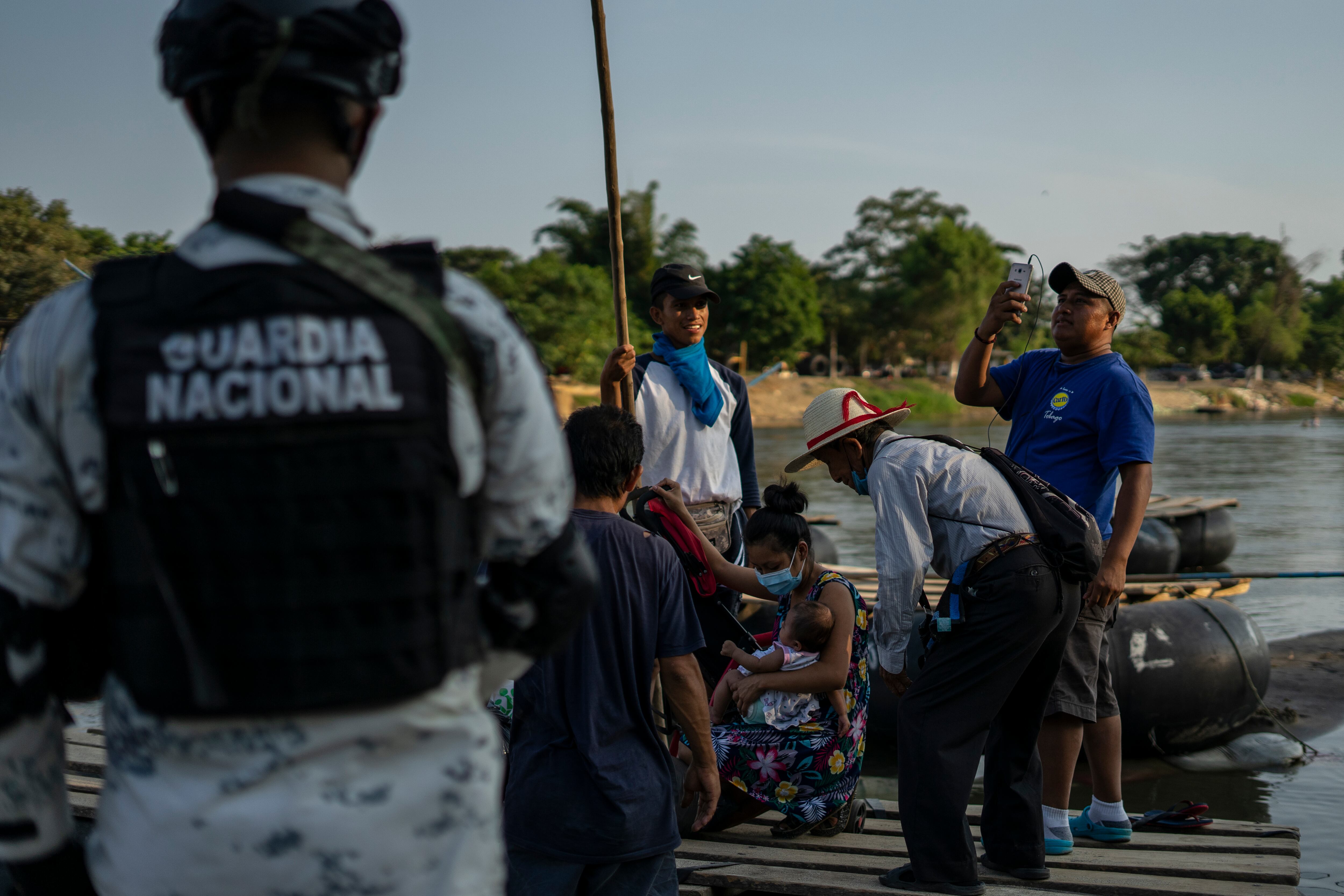 Un miembro de la Guardia Nacional vigila la orilla del río Suchiate.