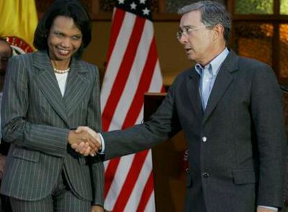 Rice y Uribe se saludan al final de la conferencia conjunta
