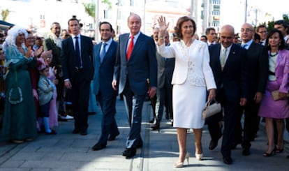 Los Reyes, durante el paseo que han dado por la localidad gaditana de San Fernando.