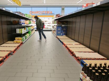 Estanterías de leche vacías, este martes en un supermercado de Colmenar Viejo (Madrid).