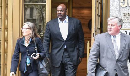 Chuck Person (centro) sale de un tribunal en Nueva York, en 2017.