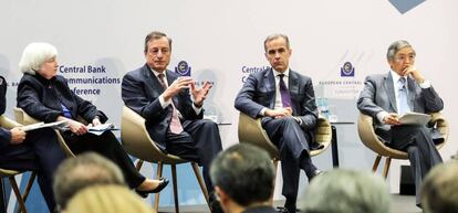 El presidente del Banco Central Europeo (BCE), Mario Draghi (2-i), la presidenta de la Reserva Federal (Fed), Janet Yellen (i), el gobernador del Banco de Inglaterra, Mark Carney (2-d), el del Banco de Japón, Haruhiko Kuroda (d).