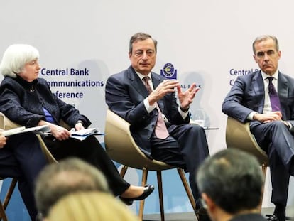 El presidente del Banco Central Europeo (BCE), Mario Draghi (2-i), la presidenta de la Reserva Federal (Fed), Janet Yellen (i), el gobernador del Banco de Inglaterra, Mark Carney (2-d), el del Banco de Japón, Haruhiko Kuroda (d).