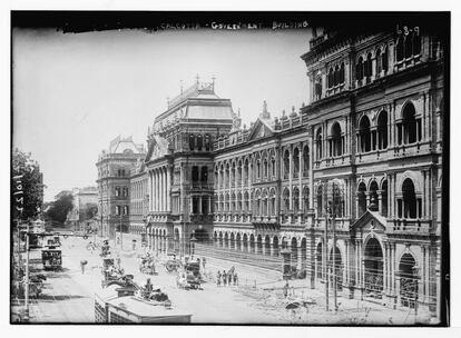 El Writers Building, sede de la administración británica en Calcuta y uno de los escenarios de la novela de Mukherjee, hacia 1920.