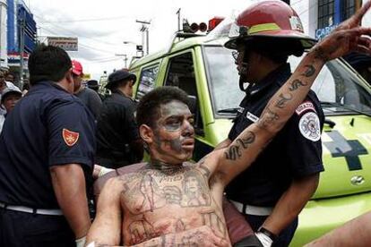 El miembro de una banda de la prisión de El Hoyo es atendido por las fuerzas de socorro.