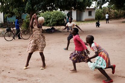 Un grupo de niñas juega al fútbol durante las horas del club de adolescentes de MSF en el Centro de Salud de Namibambo, en el distrito de Chiradzulu.