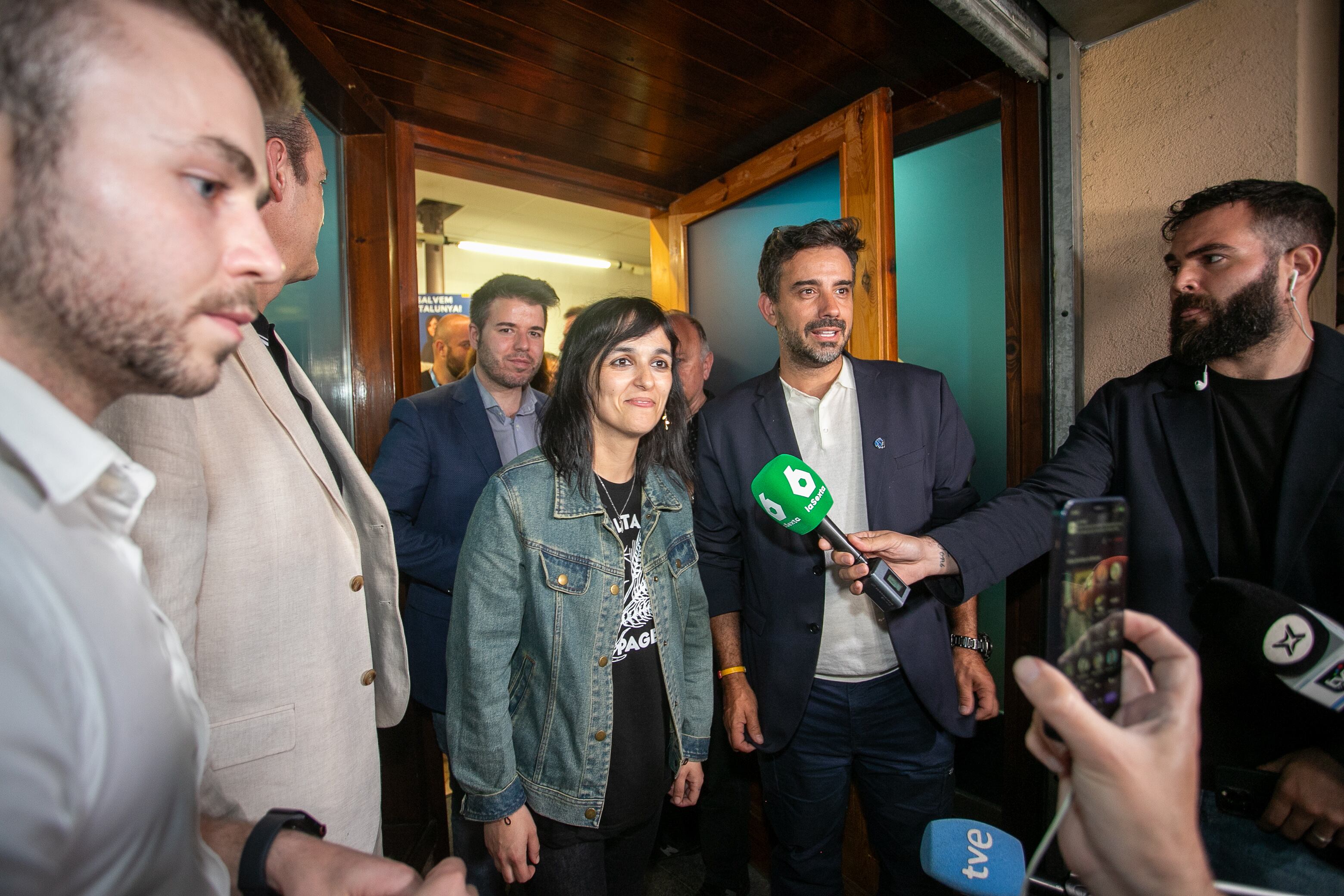 La candidata de Aliança Catalana, Sílvia Orriols, atiende a medios durante el seguimiento de la jornada electora.