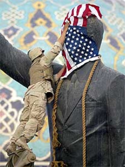 Es una de las imágenes de la guerra. Un soldado tapa con una bandera de Estados Unidos la cara de la estatua de Sadam Husein que presidía una plaza en el centro de Bagdad y que minutos después sería derribada.