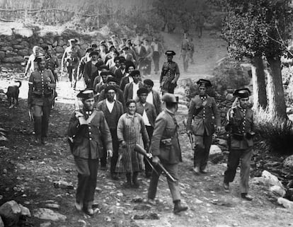 Un grupo de participantes de la Revolución de Asturias caminan bajo la vigilancia de la Guardia Civil en 1934.