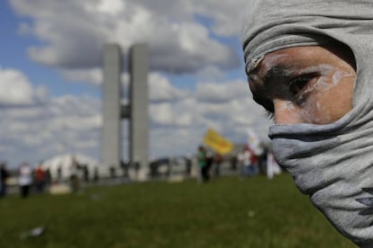 Manifestante diante do planalto: PM usou bombas de gás lacrimogêneo durante o ato, que contou com vários prédios depredados. 