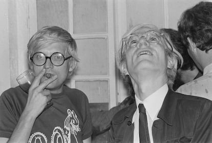 David Hockney con Andy Warhol en junio de 1976.