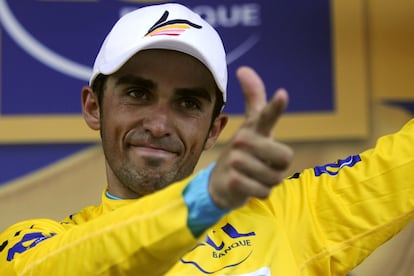 Alberto Contador, en el podio tras conquistar el maillot amarillo en la 15ª etapa del Tour de 2010, entre Pamiers and Bagneres de Luchon.