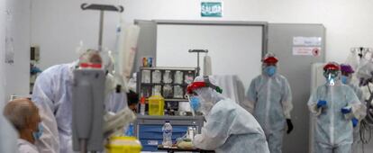 Personal sanitario, durante su jornada de trabajo en una planta del Hospital Puerta de Hierro. 