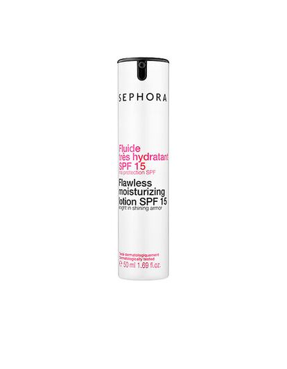 Esta crema de la colección de Sephora tiene unos pigmentos especiales que disimulan imperfecciones como las manchas solares. (22 euros).