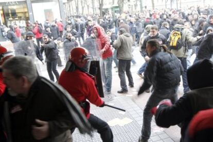 La Ertzaintza carga contra un piquete en la Gran Vía de Bilbao.