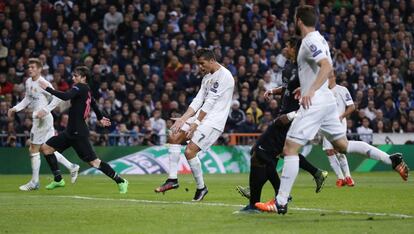 Ronaldo se enfada por no recibir el pase de un compañero.