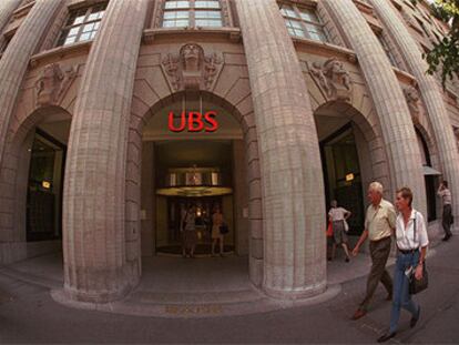 Imagen de archivo de la entrada a la sede central de UBS, en Zurich (Suiza).