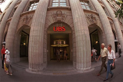 Imagen de archivo de la entrada a la sede central de UBS, en Zurich (Suiza).