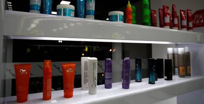 Productos de Bed Head y Wella, entre otras marcas, en una peluquería Marco Aldany de Lima (Perú).