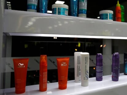 Productos de Bed Head y Wella, entre otras marcas, en una peluquería Marco Aldany de Lima (Perú).