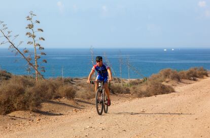 Una tendencia al alza: recorrer en bici el parque del Cabo de Gata-Níjar (Almería), un espacio natural único.
