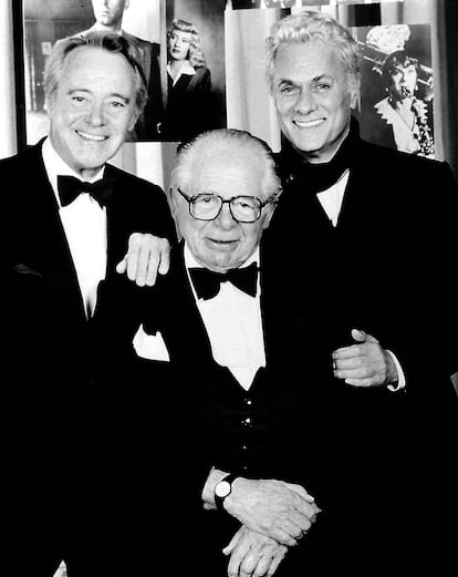 Homenaje al director de cine Billy Wilder, junto a los actores estadounidense Jack Lemmon (i) y Tony Curtis.