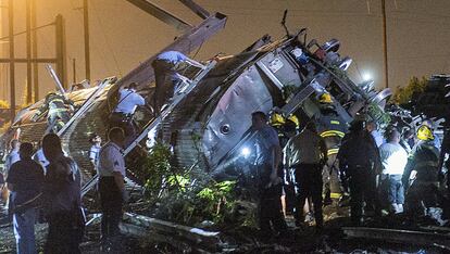Personal de emergencias en al lugar del accidente donde el tren 188 de Amtrak que cubría la ruta Washington-Nueva York descarrilaba pasadas las nueve de la noche de este martes a la entrada de Filadelfia.
