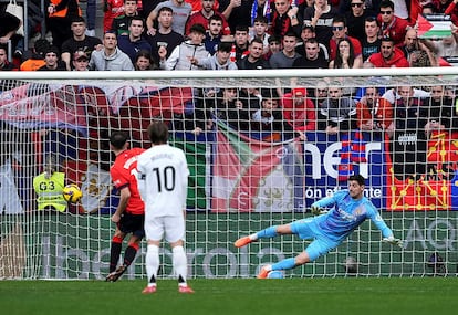 Ante Budimir marca de penalti ante el Real Madrid este sábado durante el partido de Liga.