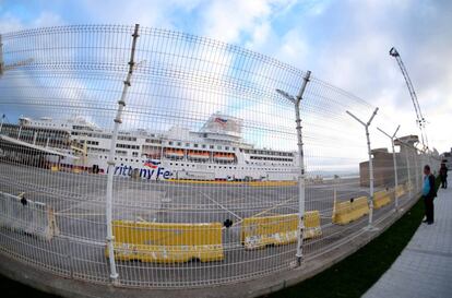 Imagen de la valle que separa las instalaciones del Puerto de Santander de la ciudad.