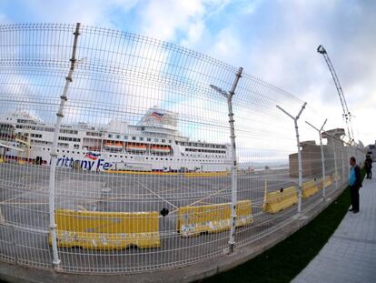 Imagen de la valle que separa las instalaciones del Puerto de Santander de la ciudad.