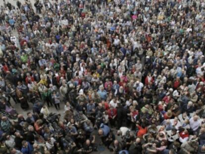 El alcalde de A Coruña, Xulio Ferreiro, saluda a a los congregados en la plaza del Ayuntamiento tras ser elegido.