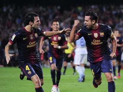 Xavi celebra junto a Cesc el primer tanto del Barcelona ante el Granada.