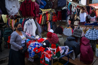 Ropa exhibida en puestos de venta ambulantes en el barrio El Quirigua en Bogotá, Colombia el 8 de diciembre del 2022.