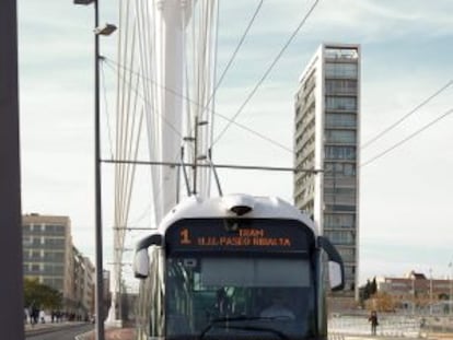 Uno de los trolebuses del Tram por las calles de Castell&oacute;n. 