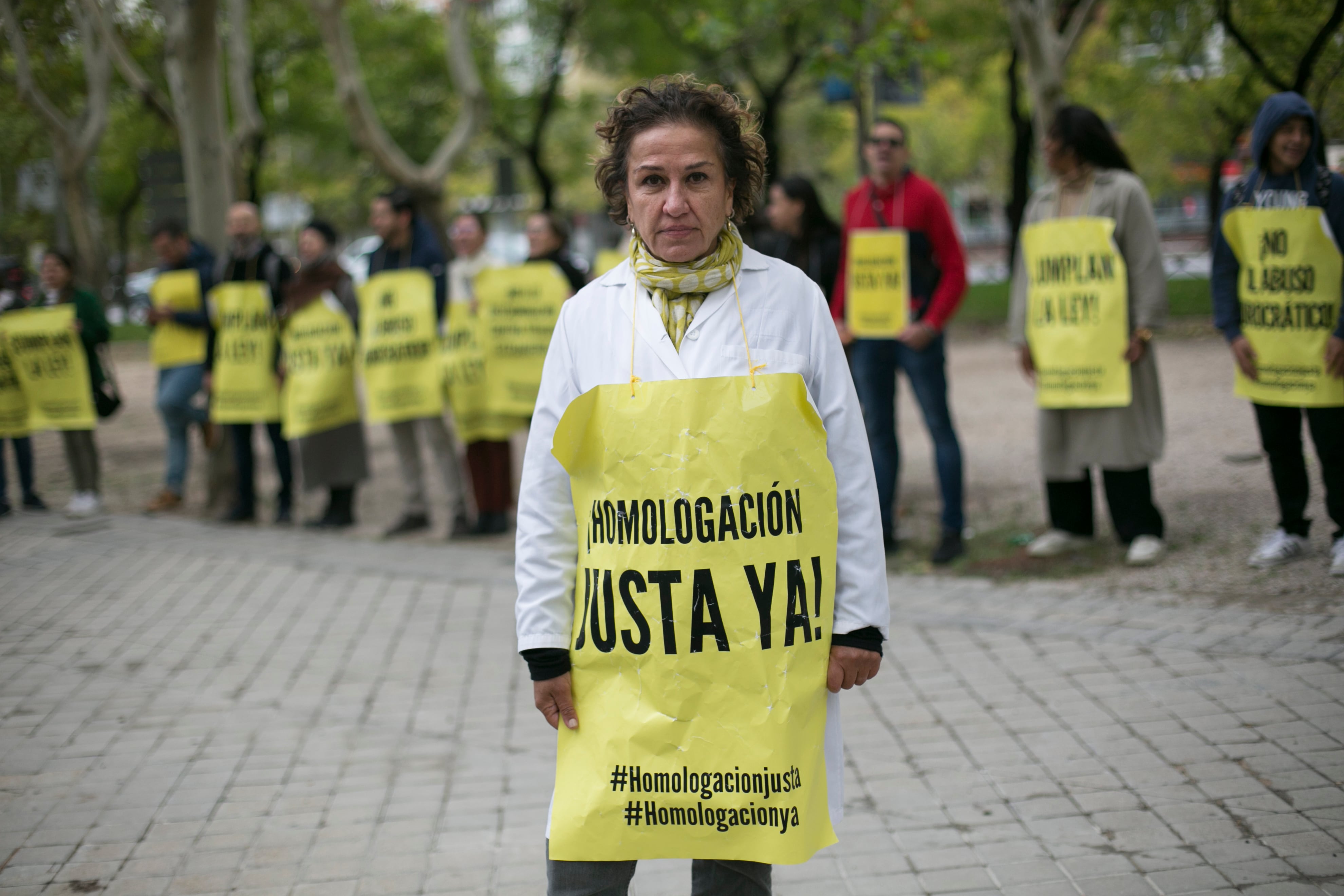 La pediatra Rami Ahmadi, en una concentración frente al ministerio en 2023.