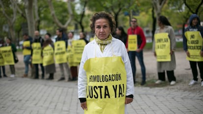 La pediatra iraní Rami Ahmadi, que se formó en Estados Unidos y aguarda la homologación para poder ejercer, en una concentración en Madrid, el pasado 20 de octubre.