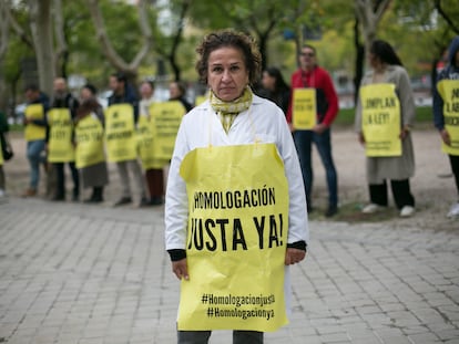 Concentración de extranjeros frente al Ministerio de Industria en octubre pasado para reclamar la homologación de sus títulos Universitarios. En primer término, la pediatra iraní Rami Ahmadi.