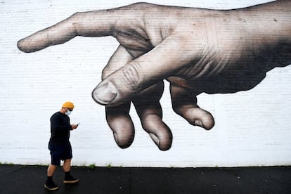 Un hombre con mascarilla camina por una calle vacía en Auckland. Nueva Zelanda extenderá el confinamiento de la ciudad de Auckland, la más poblada del país con 1,7 millones de habitantes, hasta el próximo domingo