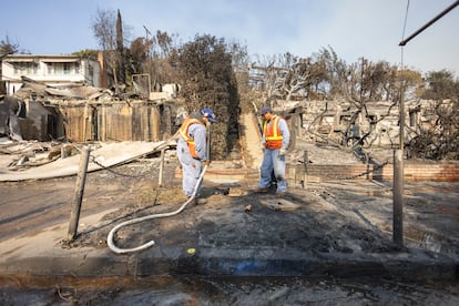 Trabajadores de la compa?a de gas cierran vlvulas y llaves de paso de viviendas en la zona quemada en Sunset Boulevard, a la altura de Pacific Palisades, en Los ?ngeles. 