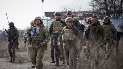 El presidente ucranio, Volodimir Zelenski (en el centro), visitaba este jueves la línea del frente en Donetsk cerca de las posiciones de los separatistas prorrusos, en una imagen de los servicios de prensa de la presidencia de Ucrania.