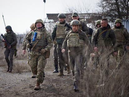 El presidente ucranio, Volodimir Zelenski (en el centro), visitaba este jueves la línea del frente en Donetsk cerca de las posiciones de los separatistas prorrusos, en una imagen de los servicios de prensa de la presidencia de Ucrania.