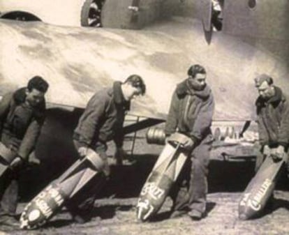 Aviadors italians carregant bombes.