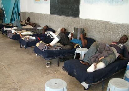 Subsaharianos en el centro de menores de Nador (Marruecos), heridos por las cuchillas de la valla de Melilla, a finales de 2005.