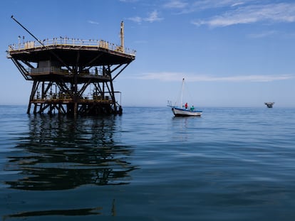 Pescadores junto a una de las plataformas petroleras frente a Cabo Blanco, parte de la propuesta Reserva Nacional Mar Tropical de Grau en Perú.